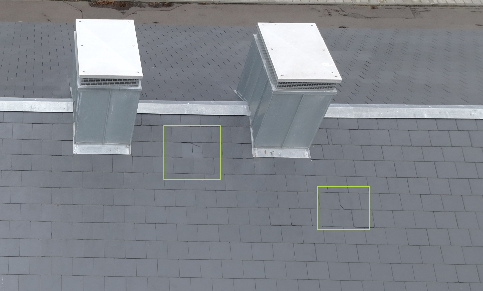 Droneoptagelse af tagflade med synlige skader